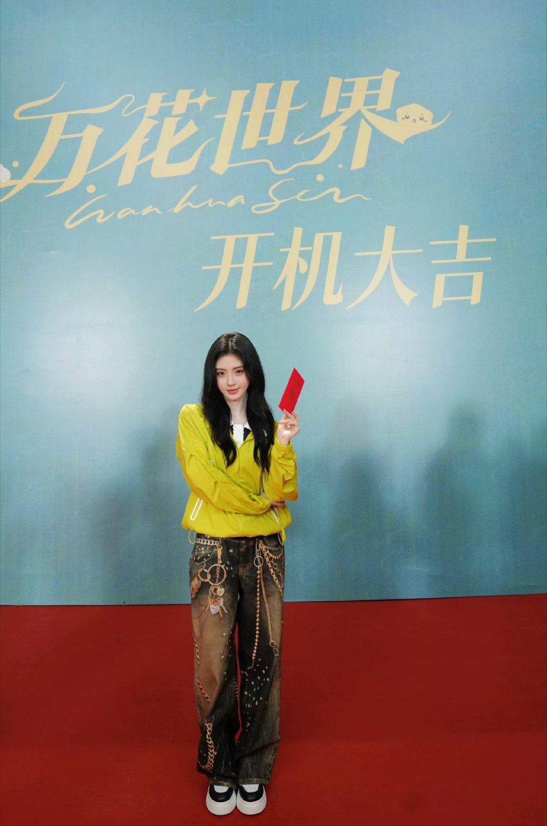鞠婧祎后援会 暂停待播项目支持鞠婧祎粉丝向万花世界维权，11位女主应该都由鞠婧祎