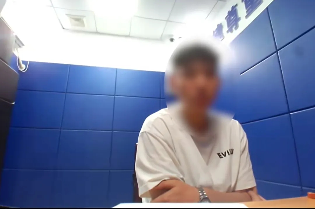 【#赛车手考不过科目一# ，遇交警检查称有赛车证】#男子无证驾驶被查称有赛车证被