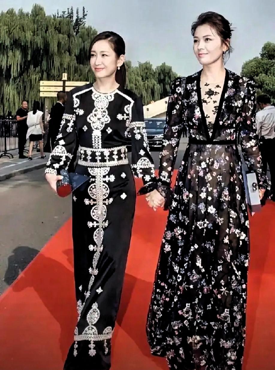 这种风格的衣服真挑人！
独特的风格，合适则能穿出强大气场，不合适会非常拉跨显俗！