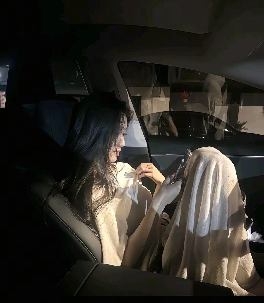 闺蜜一杯接一杯地把自己灌醉，我按住她手中的酒，打算送她回家。她紧紧抱着我，放声痛