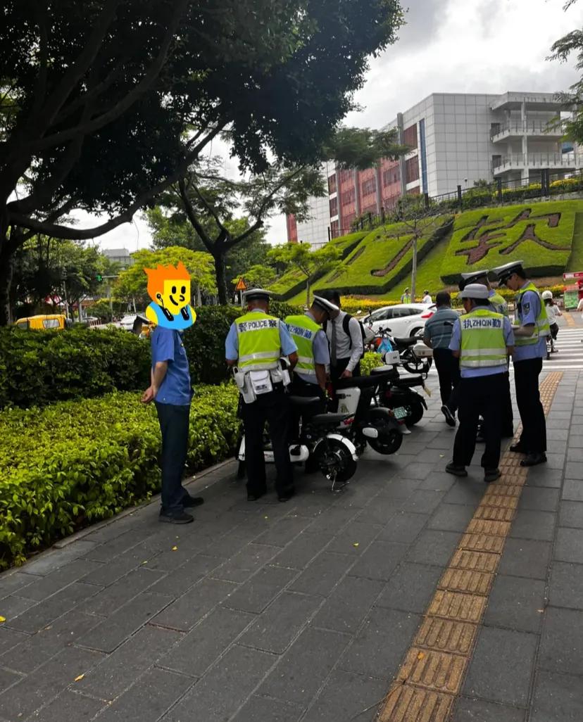 否第一次见到，城管被交警抓了
因为骑电动车没戴头盔。遵守交通规则人人有责。

马