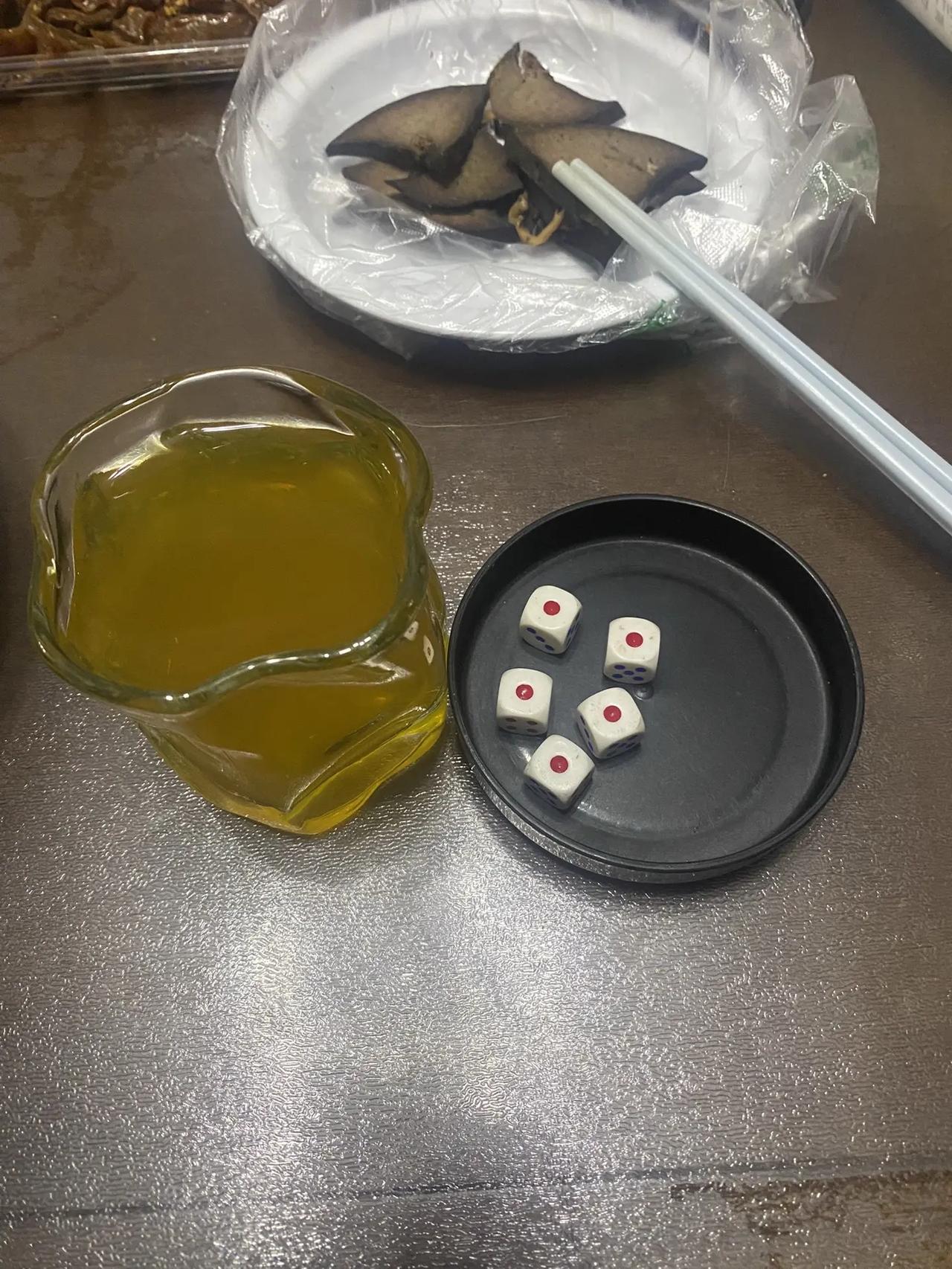 这把该怎么喊？这骰子，都不看纯不纯豹子咯！跳起喊