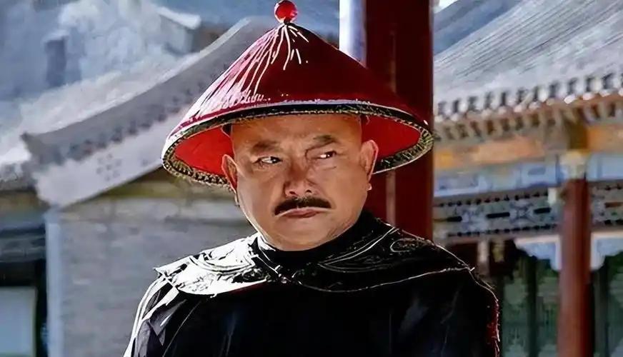 和珅从御前侍卫升到军机大臣只用了4个月。
更反常的是，这个后来被称为大清第一贪官