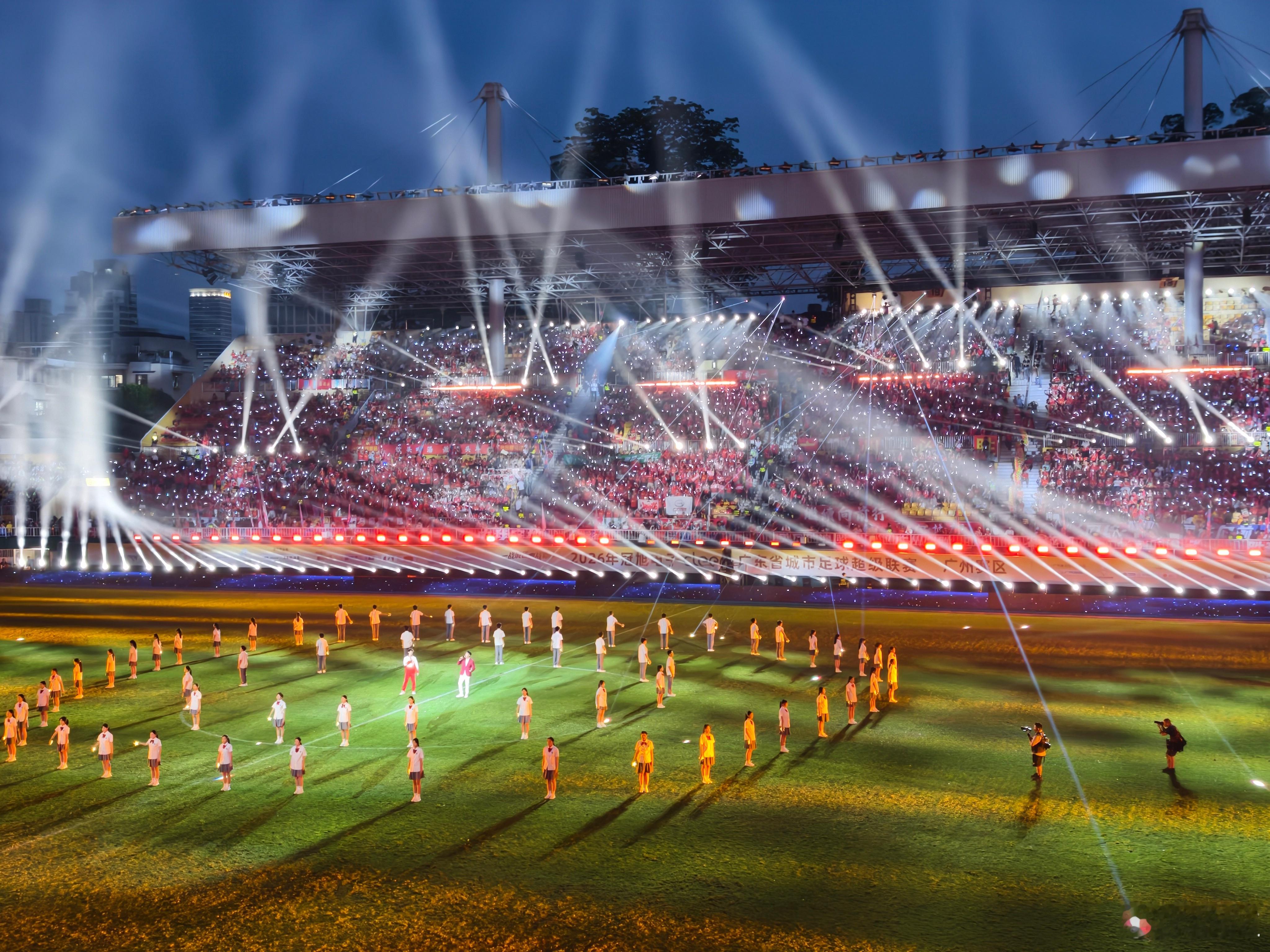 和阿妥发现生活之光 今晚越秀山星光闪耀，2026广东省城市足球超级联赛正式启幕。