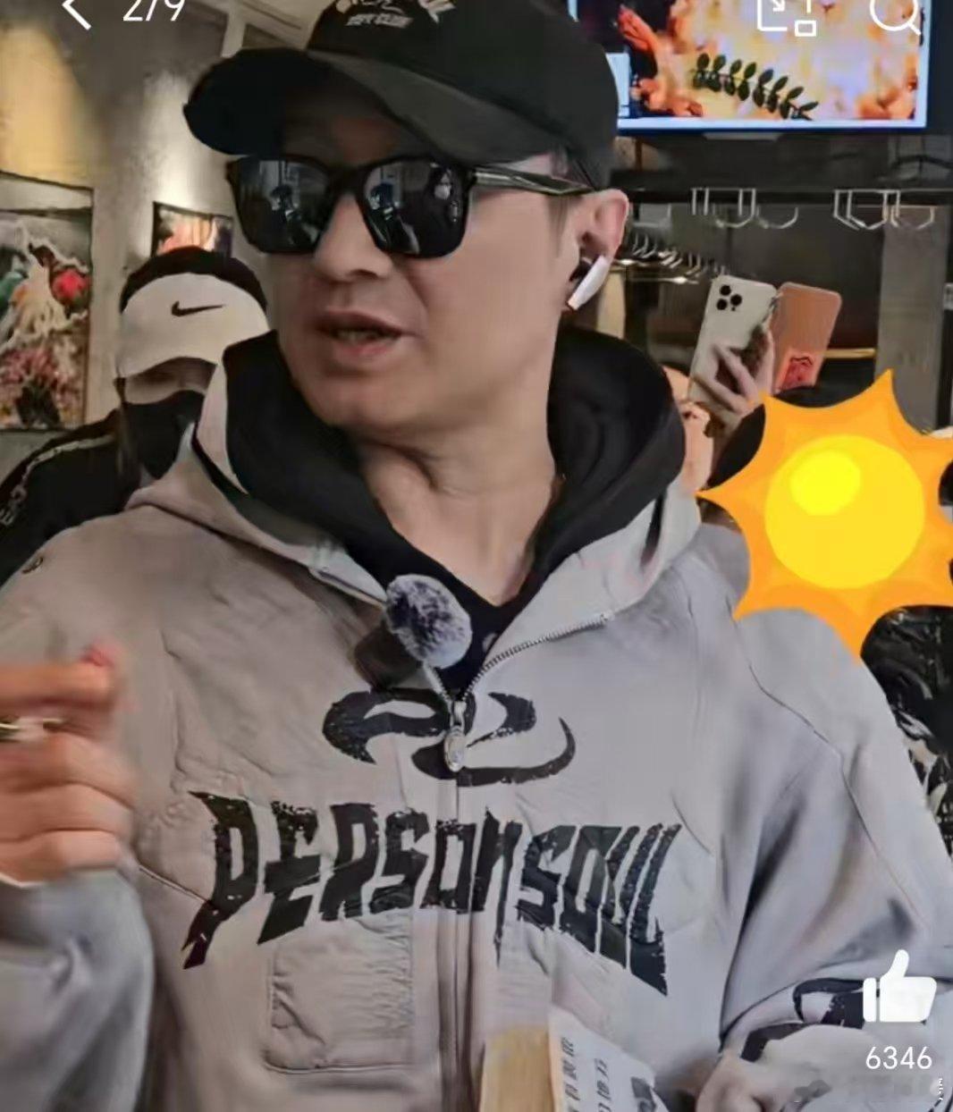 汪峰长沙请偶遇粉丝喝咖啡 被汪峰暖到了！他坦言每到一城必逛书店感受文化灵魂，长沙