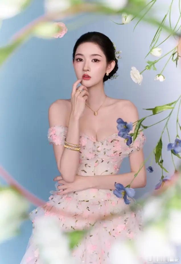 王玉雯今年发展很好！王玉雯26年已经新增6个商务代言，迪奥也在这个月升为品牌大使