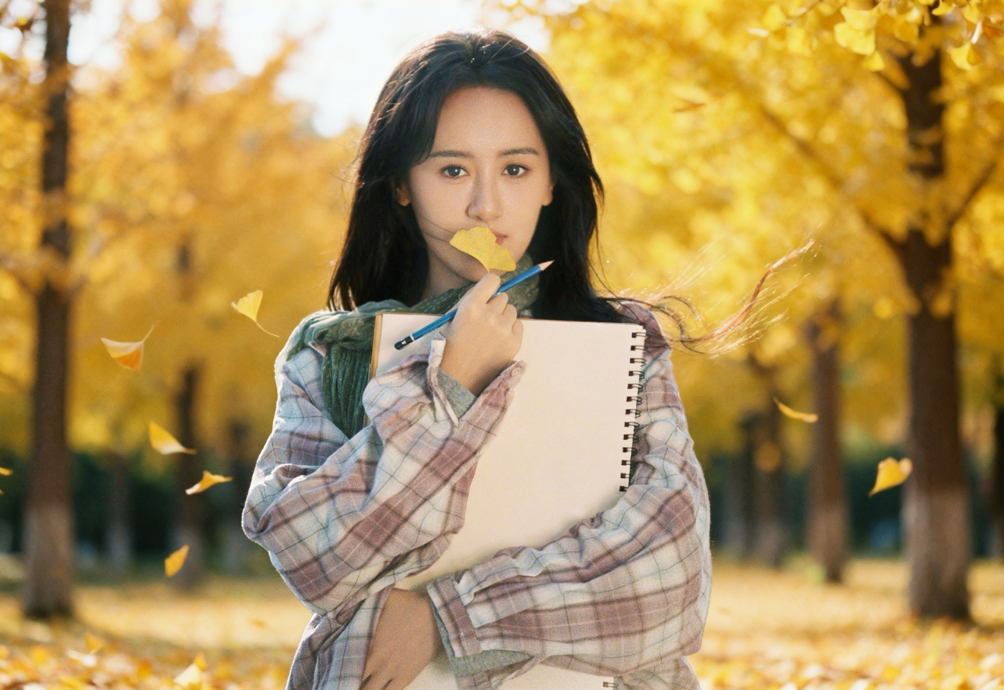 现偶文：傍晚时分，晚霞把天空染成橘粉色。两人并肩坐在长椅上，翻看着彼此的画本。他