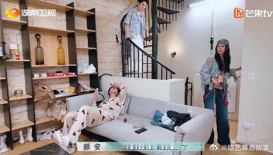 李佳琦包是百宝箱吧 颜安眼睛疑似长了麦粒肿，疼得直叫唤，毕雯珺跟腱拉伤疼得直哼哼
