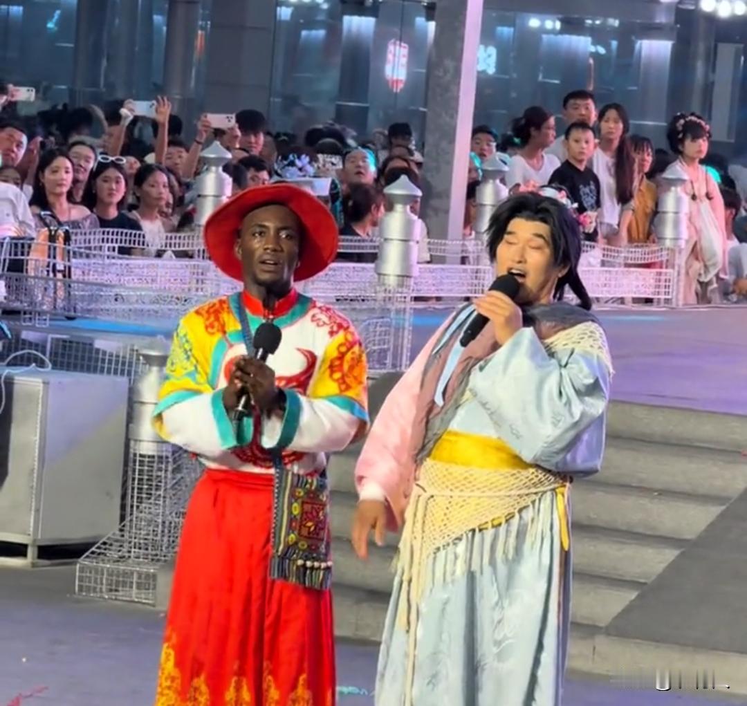 朱之文做客万岁山舞台，和网红小飞飞同台活动演出。朱之文一身古装戏服，现场唱歌、玩