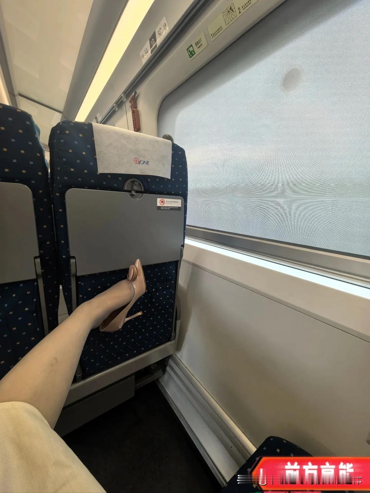 窗外的风景与脚下的旅程，记录下旅途中的美好瞬间。