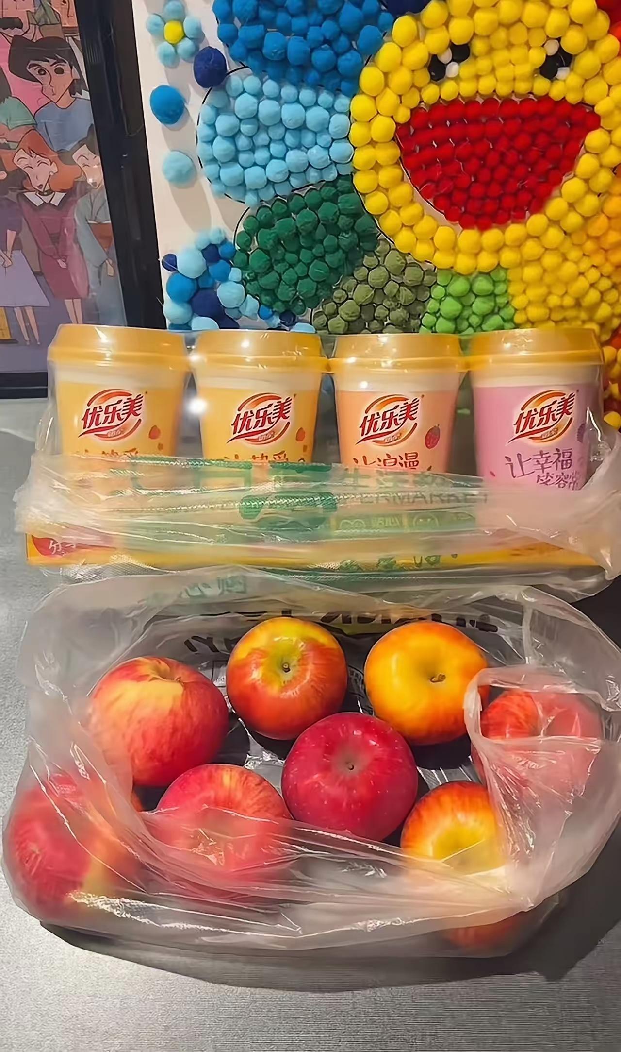 外卖小哥电动车被偷，哭着要赔我奶茶钱！3小时后他竟提着8个苹果敲我家门…全网泪目