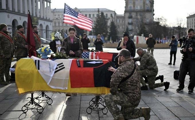 画面中是乌克兰正在为阵亡将士举行国葬，一名韩国雇佣军在乌克兰阵亡，这名姓金的男子