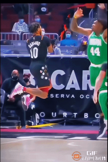 球鉴：是先着陆还是先出手？