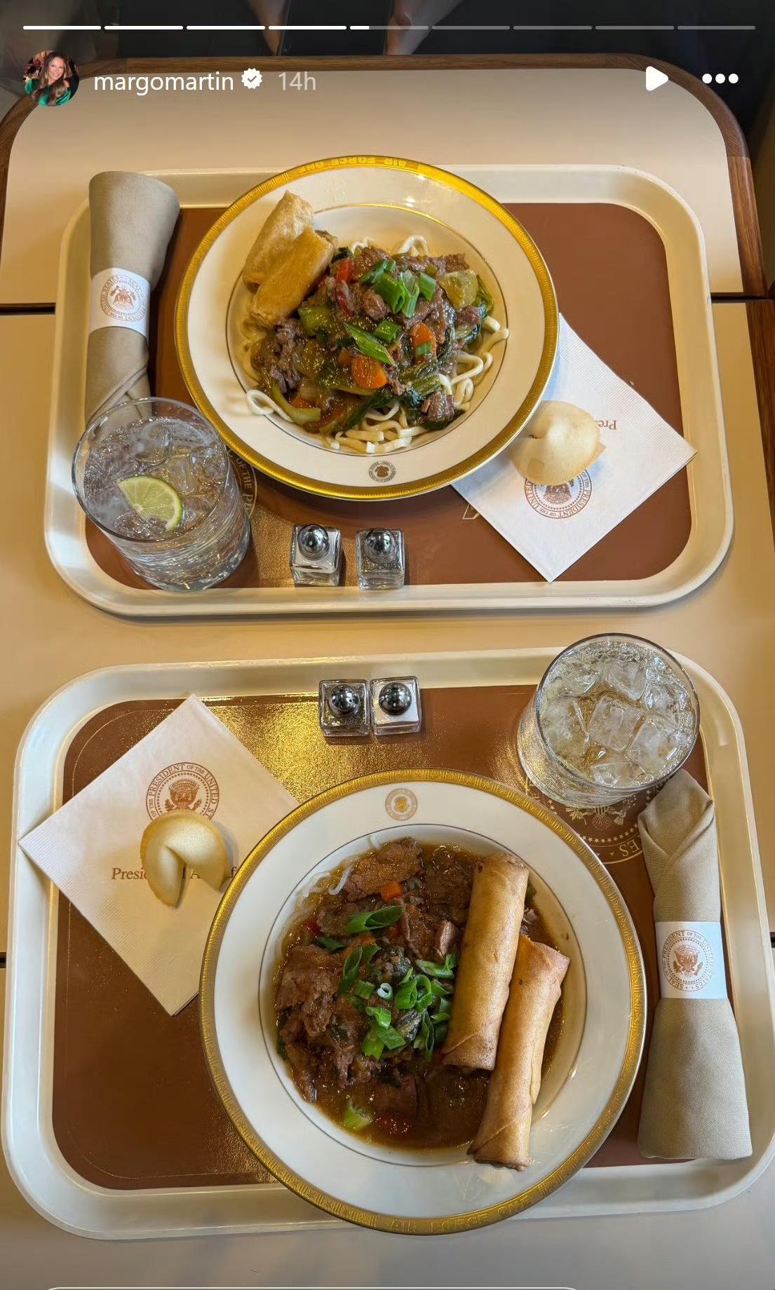 空军一号上的老加州牛肉面，原来这是一张图。
一份干拌，一份带汤。
白宫通讯副主管