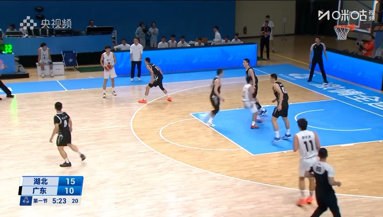 先给大家打个预防针，这届比赛广东U18说不定会输球。这是三支男子队伍里面跟对手实