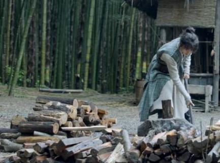 民间故事：小伙玷污财主爱妻，事后财主不怒反喜，将爱妻赠与小伙
从前，在一个遥远的