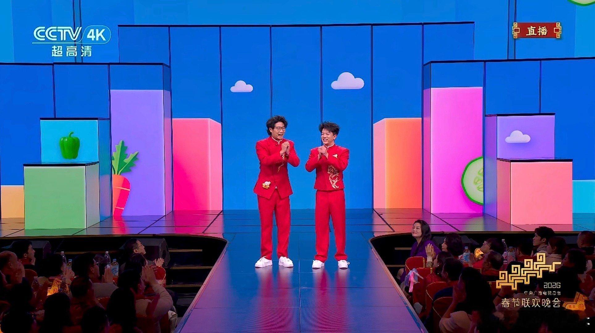 小马灯一亮美好到场把如意装进小马灯 跟着春晚解锁新春浪漫！小马灯柔光轻洒，红色马