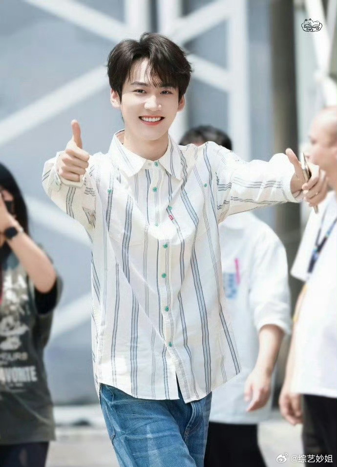 周柯宇、翟潇闻、杨超越、杨肸子、鹤秋、陈鑫昊《一见你就笑》上班路透🈶 ​​​