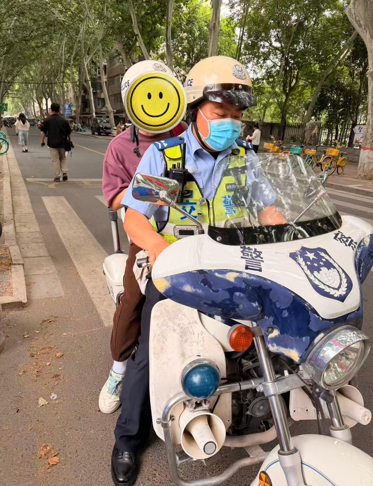 【考生忘带身份证，交警及时相助】5月16日下午1时许，教师资格证郑州二中考点，一