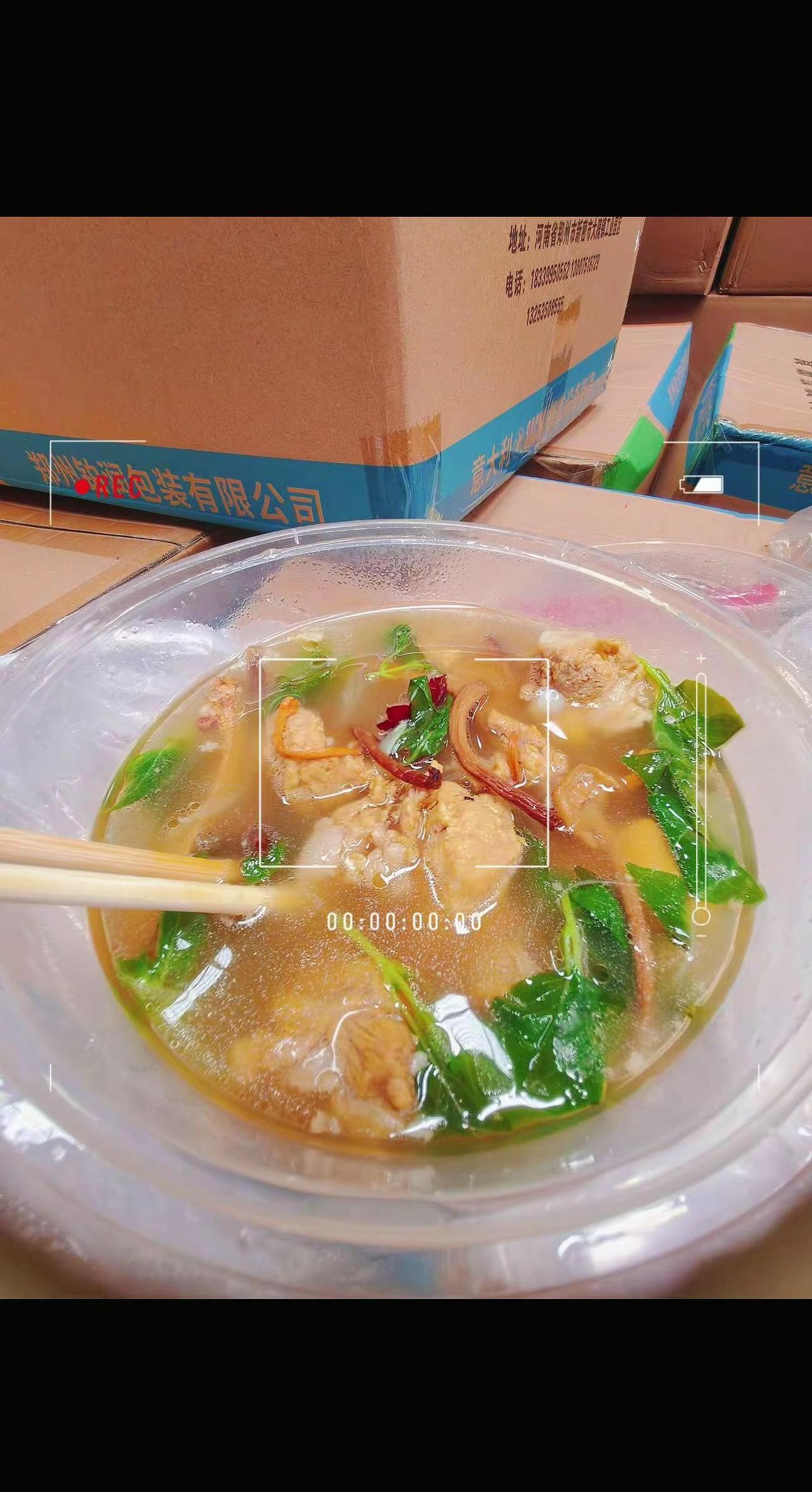 爱一定是“托举”和“辅助”，两个人在各自的领域闪闪发光，相互成就，互相理解，携手