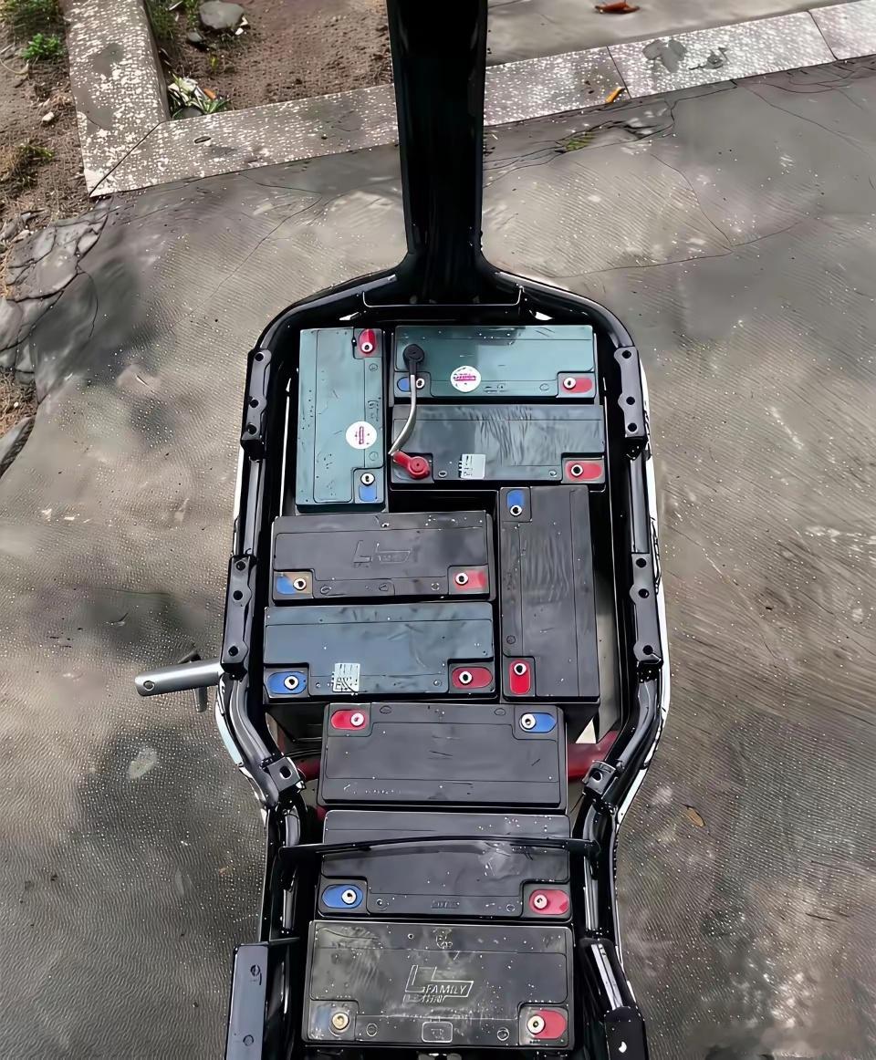 这么多电池，这台小电驴的续航有个三五百公里吧？
