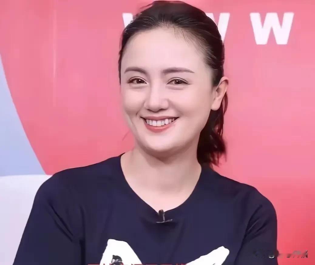 按传统相术来讲，朱媛媛长得脸盘圆圆，额头饱满，眉毛弯弯，鼻梁挺直，嘴角还长了颗俏
