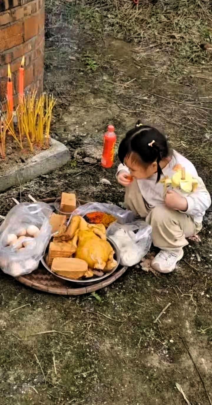 真是让人哭笑不得！广东某地，清明时节，女子带女儿去给老祖宗上坟，按习俗摆好祭品、