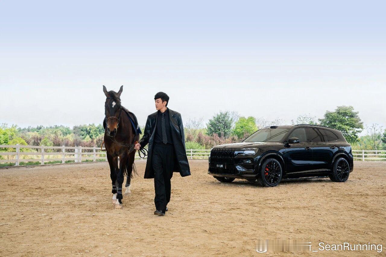 刚刚，何润东牵马现身给极氪8X车主交车，现场称：马上带走一辆，车够凶 够猛 够帅