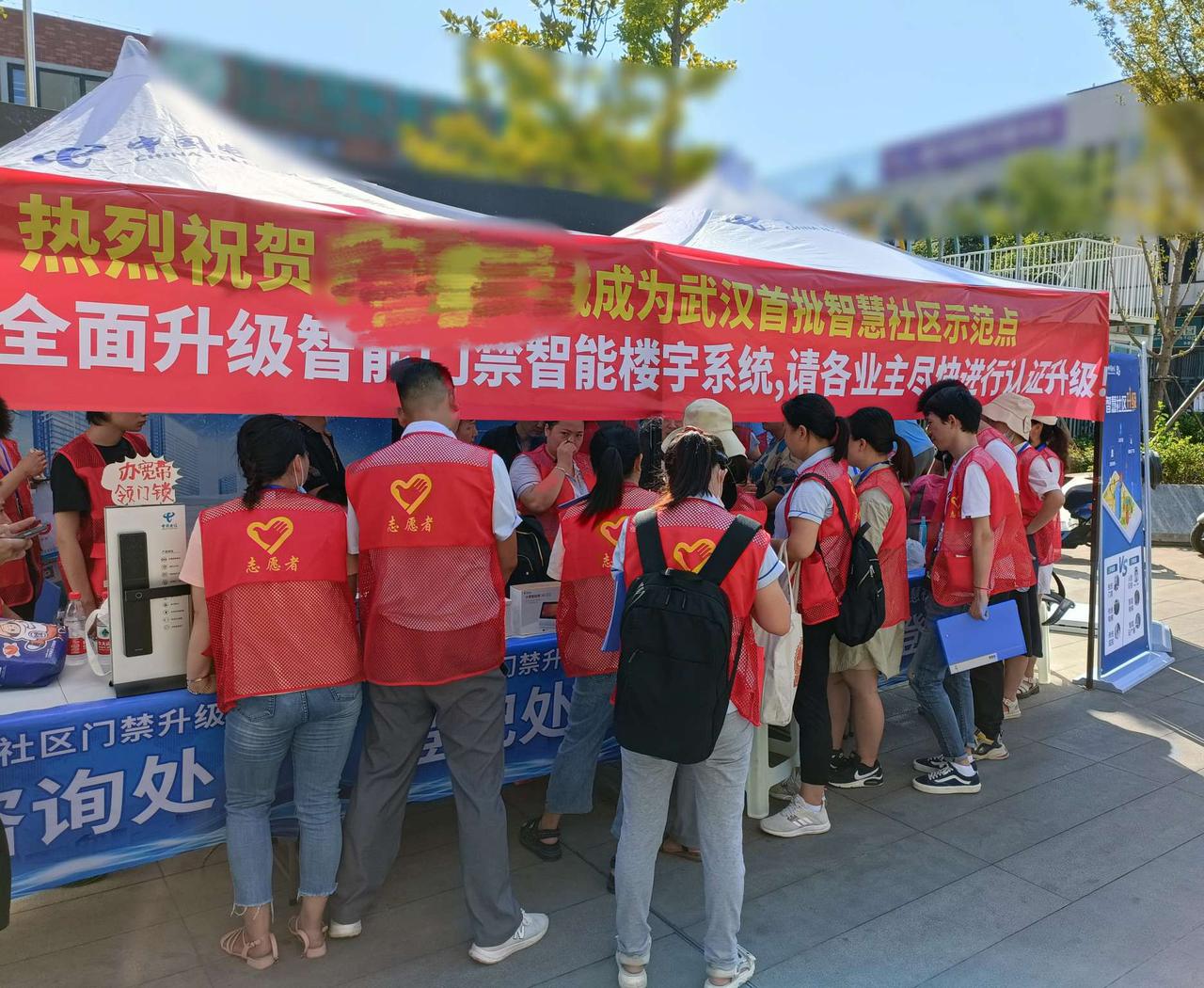 三大运营商让员工去摆摊能换来业绩？ 越来越成为作秀。近些年，三大运营商员工越来越