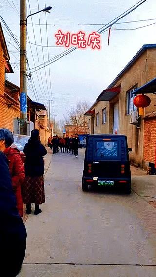 75岁还能跟小30岁男演员演吻戏，甚至挑战少女角色，你敢信？刘晓庆就是这么“不服