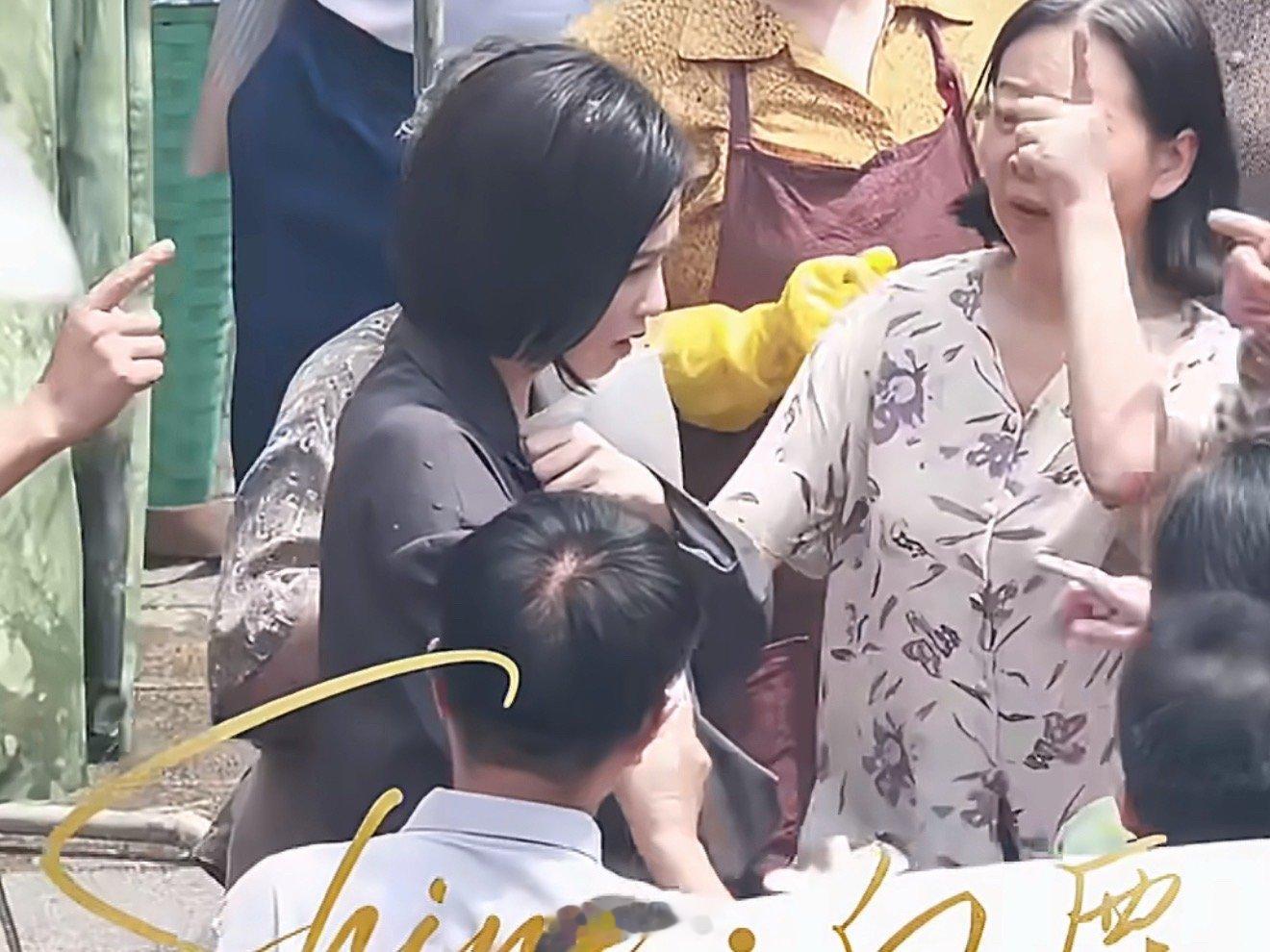 白鹿王韵娜被泼水白鹿开到荼蘼被围攻路透 啊啊啊啊，不要欺负王韵娜啊！！看到电视剧