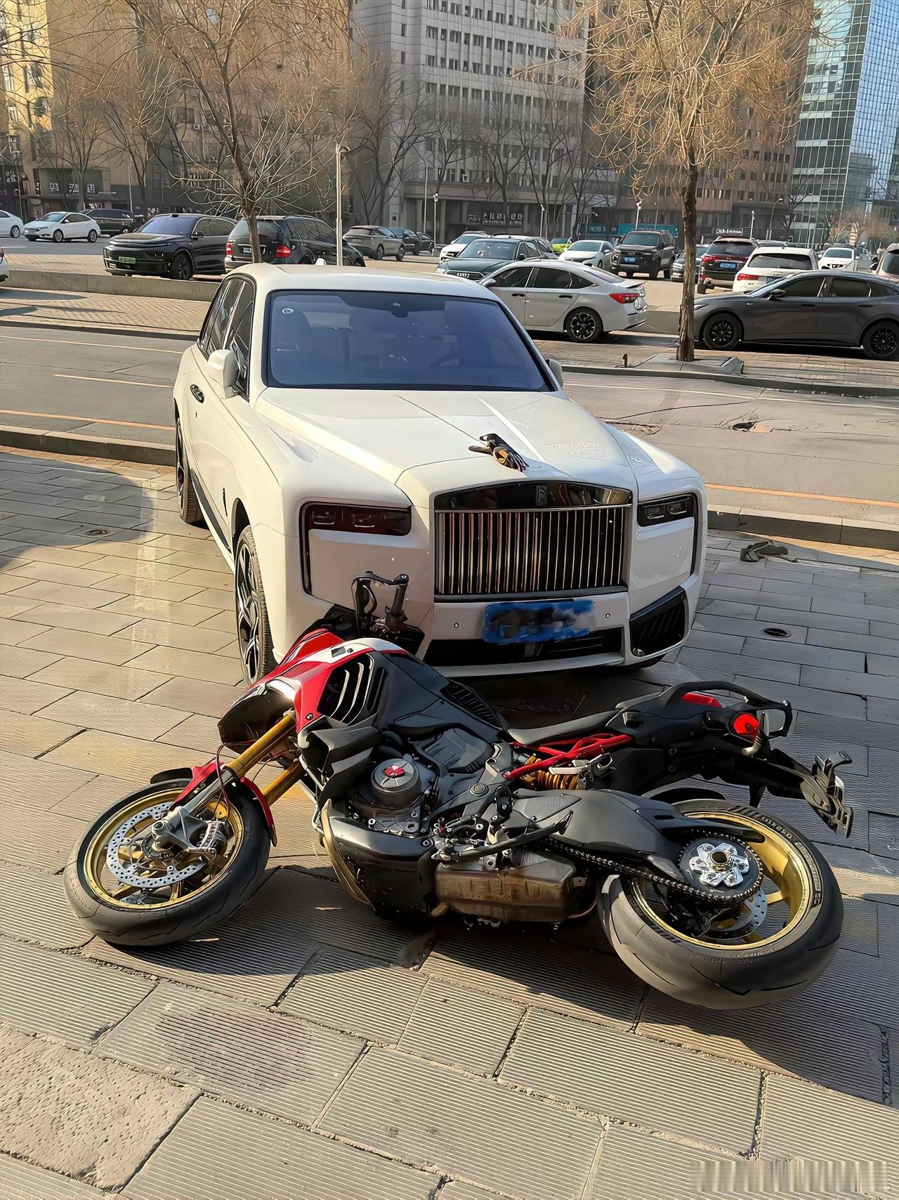 我的派克峰，第一次倒车就亲上了辆不认识的吉普这是国产新能源吗？感觉还没我摩托贵吧