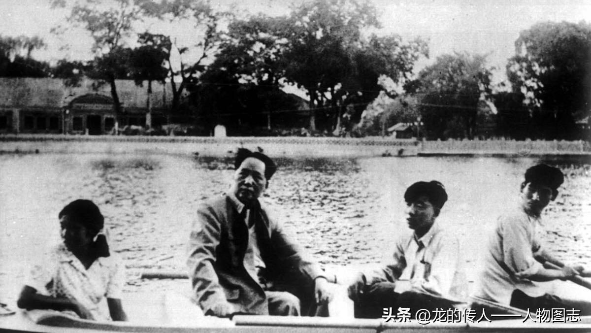 1954年毛主席与李敏和工作人员在中南海划船