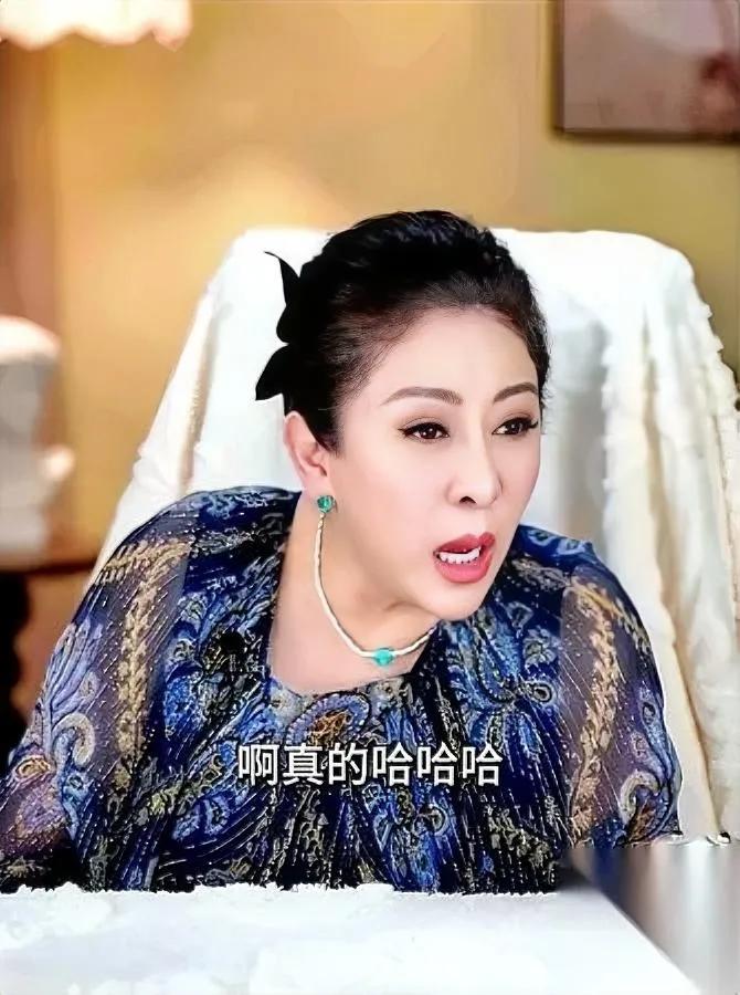 向太直播又出瓜了

脸直接僵了3秒

居然是被助理一句话吓的。

当时她正帮朱女