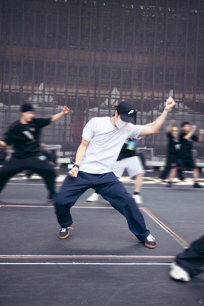 #王一博汗湿的后背# #王一博乐华演唱会练舞花絮图#王一博汗湿的后背，乐华演唱会