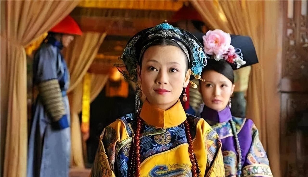 一天，钦差大臣奉命给康熙选妃。突然，一个皮肤黝黑的女孩，蹿上墙头上，怀里的大公鸡