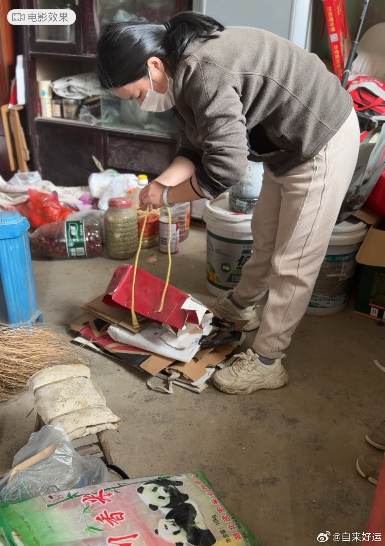 回家帮婆婆整理打扫屋子，垃圾实在太多了，拉了几大袋旧衣服回来小区回收箱卖了11大