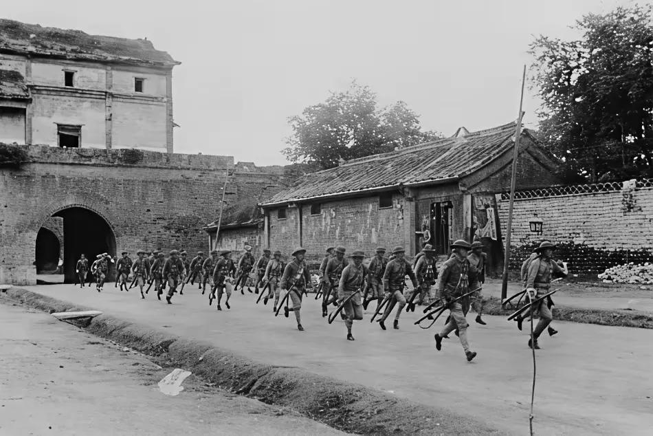 这是“卢沟桥”事变中，中国守军匆忙赶赴卢沟桥的珍贵影像。88年前的7月7日，卢沟