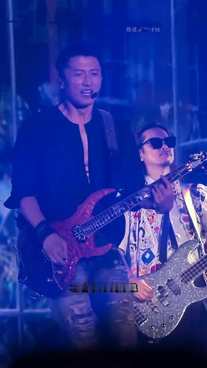 谢霆锋西安演唱会《活着viva》。
最后一首歌曲viva送给你们，谢谢你们。