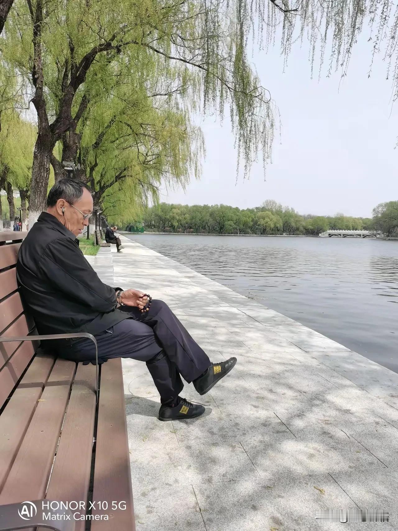 我老了也会变成这样么？一个人静静地坐在河边发呆，什么也不想，什么也不干，什么也不
