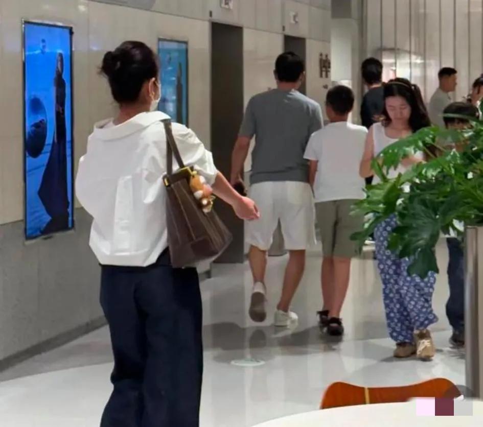 秦海璐一家三口逛街，10岁的儿子已高过爸爸肩头，一直感觉王新军又高又帅，没想到竟