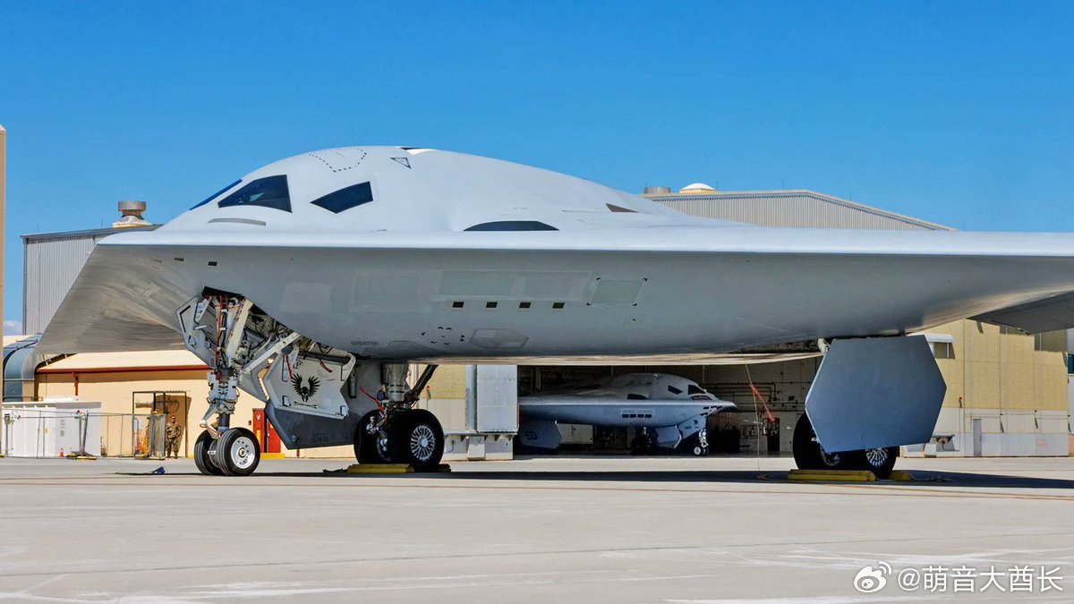 两架 B-21 突袭者隐形轰炸机。来源：TWZ热点观点海外新鲜事 ​​​