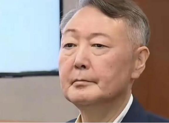 万万没想到，李在明失算了！本打算捏住尹锡悦的七寸死穴，然后整死他！谁承想专案组1