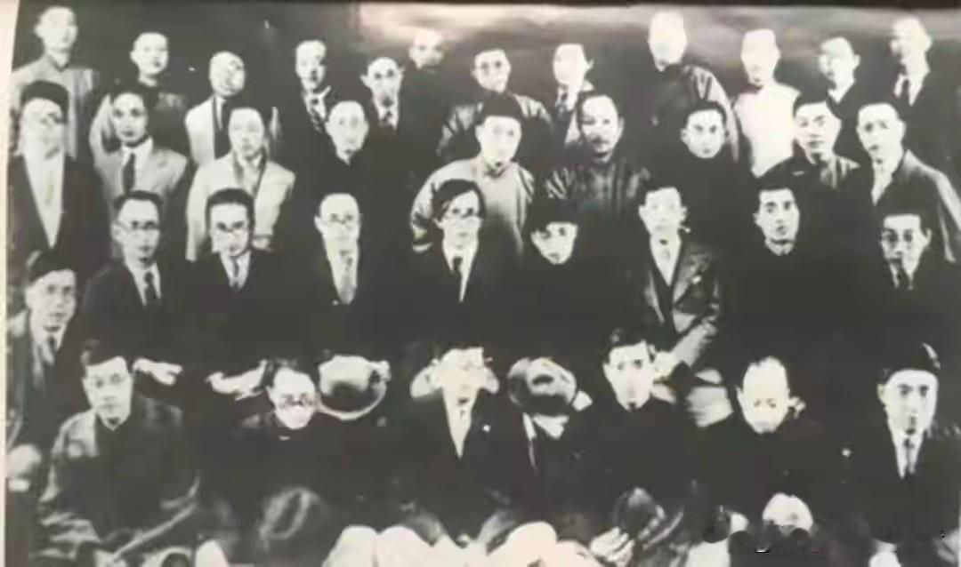有些人一辈子只做一件事，就足以被人记住。而钱君匋这个人，偏偏把好几件事都做到了极