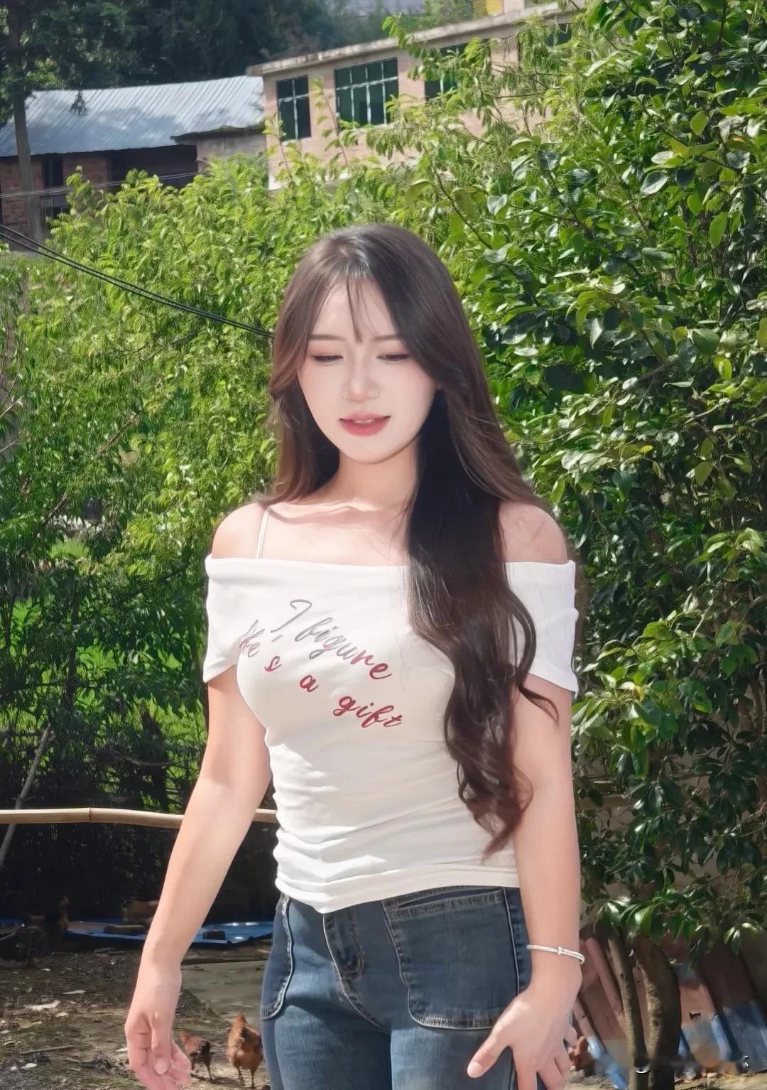 精致，是岁月赋予的底气；
自信，是时光沉淀的光芒。  
不刻意讨好，只活出自我。