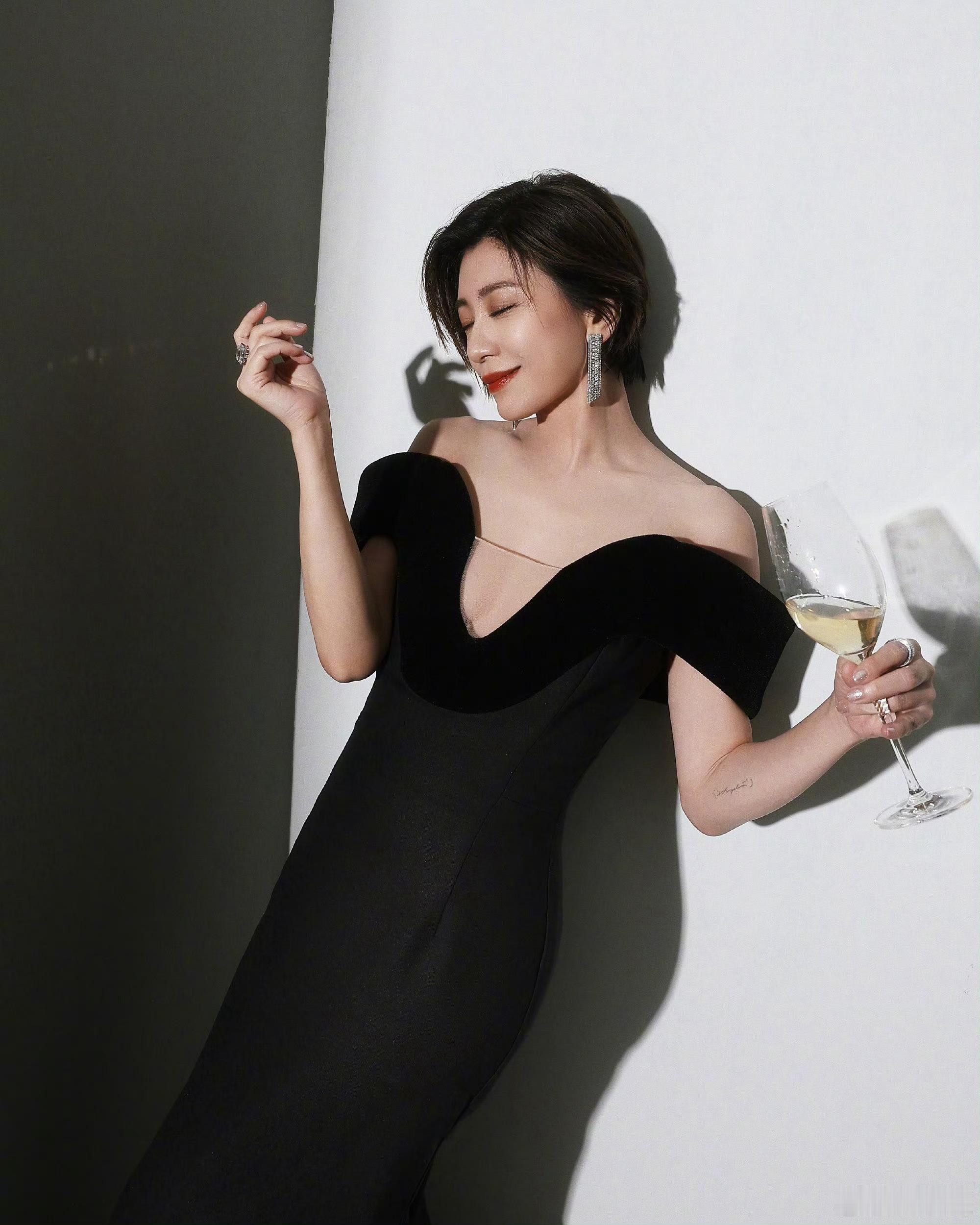 好美[哇]#贾静雯不顾女儿反对临时剪短发# ​​​