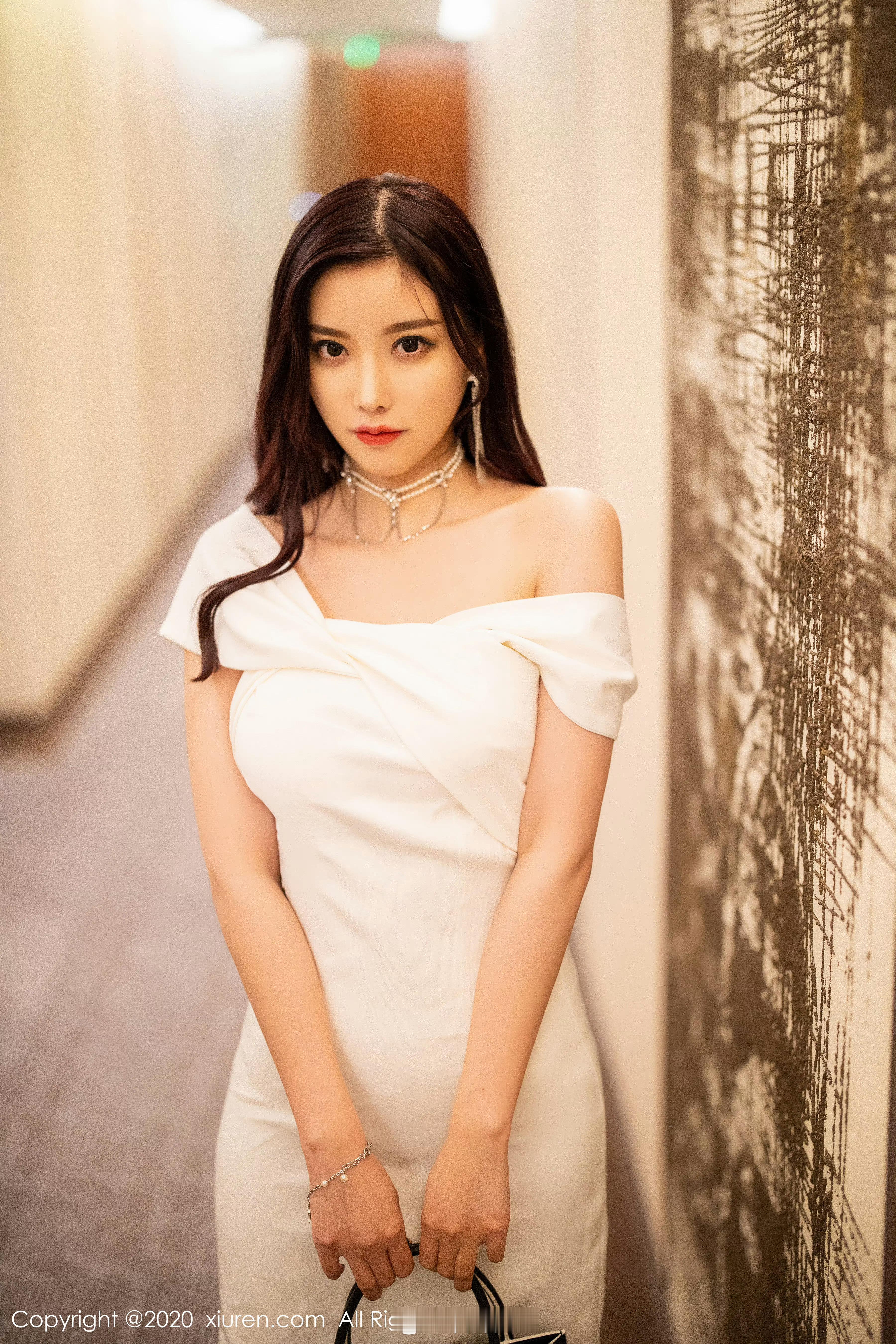 好美的白裙子配黑色挎包 ​​​