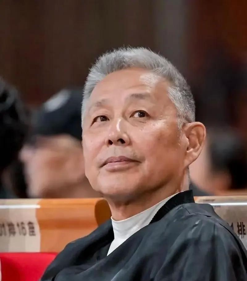 陈道明告诫女儿的一句话，堪称人间清醒：
“宁可嫁一个没文化的，也别碰那种有文化的