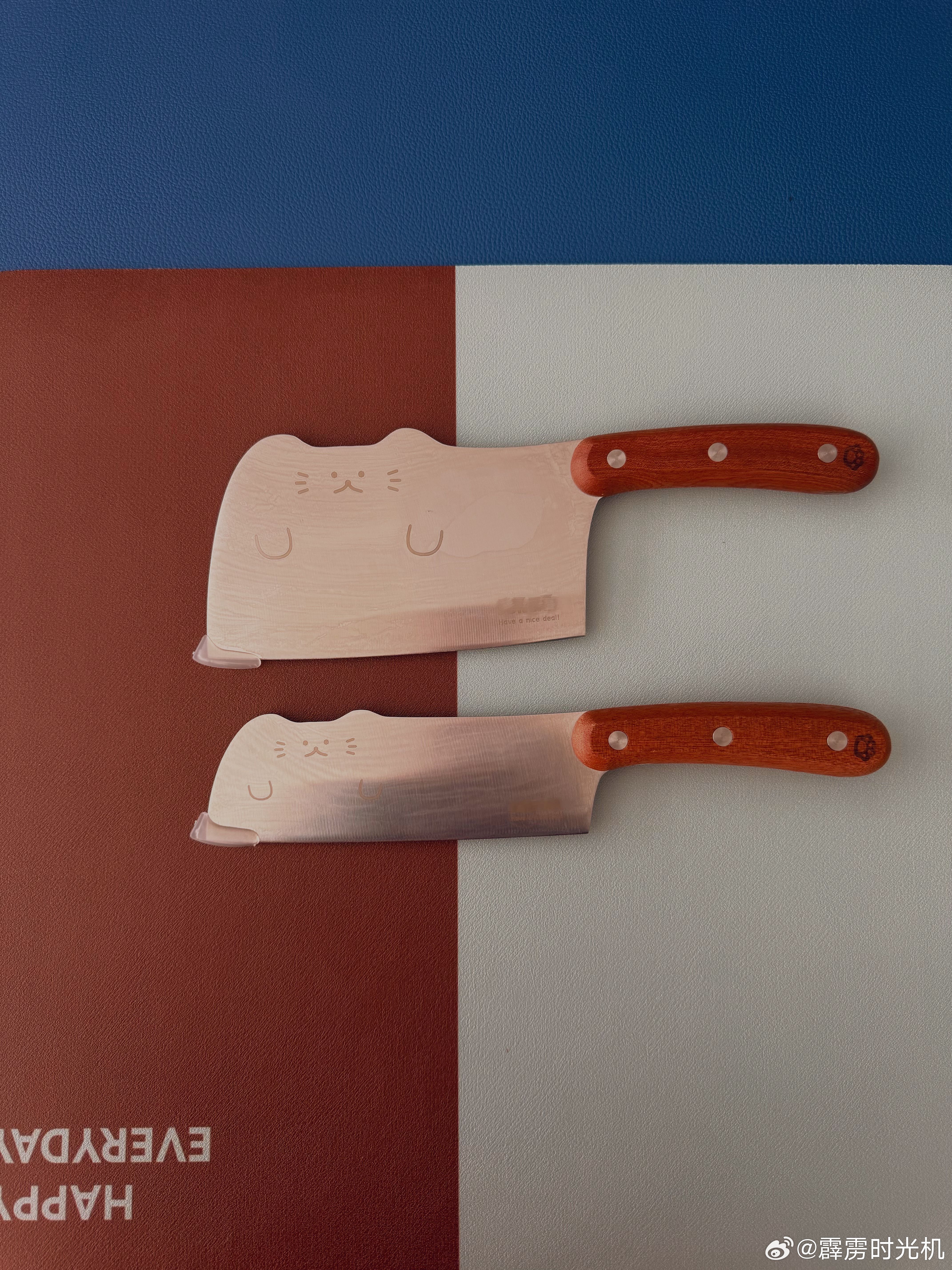 买了两把刀，准备玩我爱厨房的游戏，将在吧台上大显身手切水果 