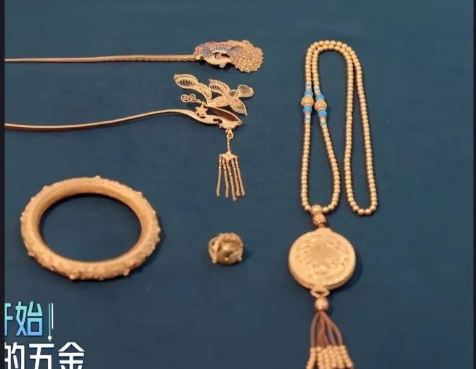 这是孙丞潇给金莎买的五金。
光是那个小小的凤戒都要三十万左右，更别说手镯，发簪，